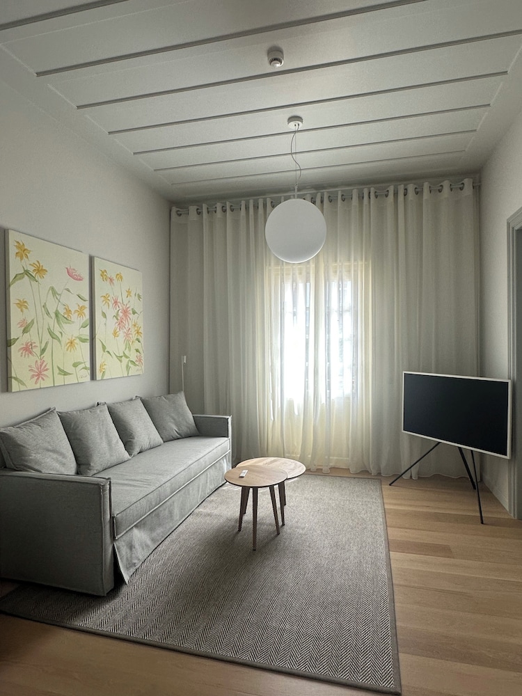 Amalie Suites