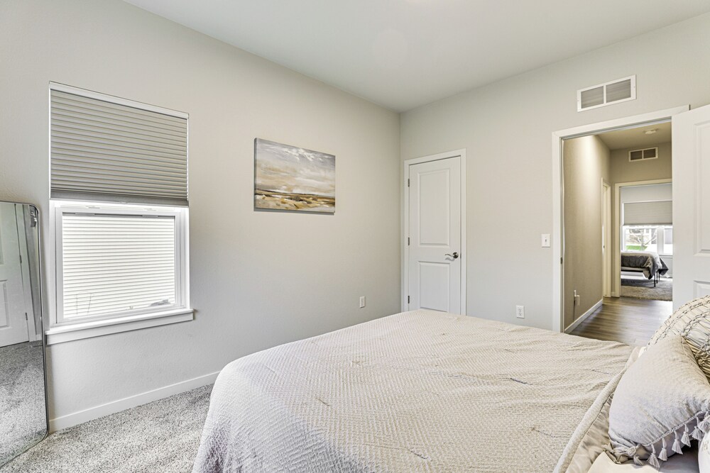 Spacious & Modern Home w/ Deck in Oregon!