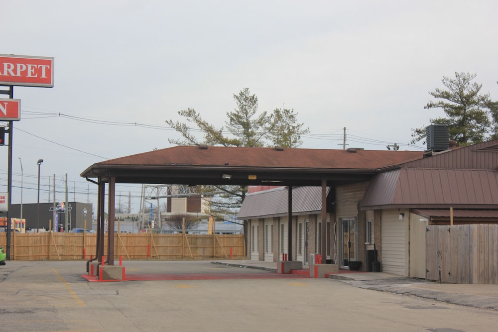 Red Carpet Inn - Louisville