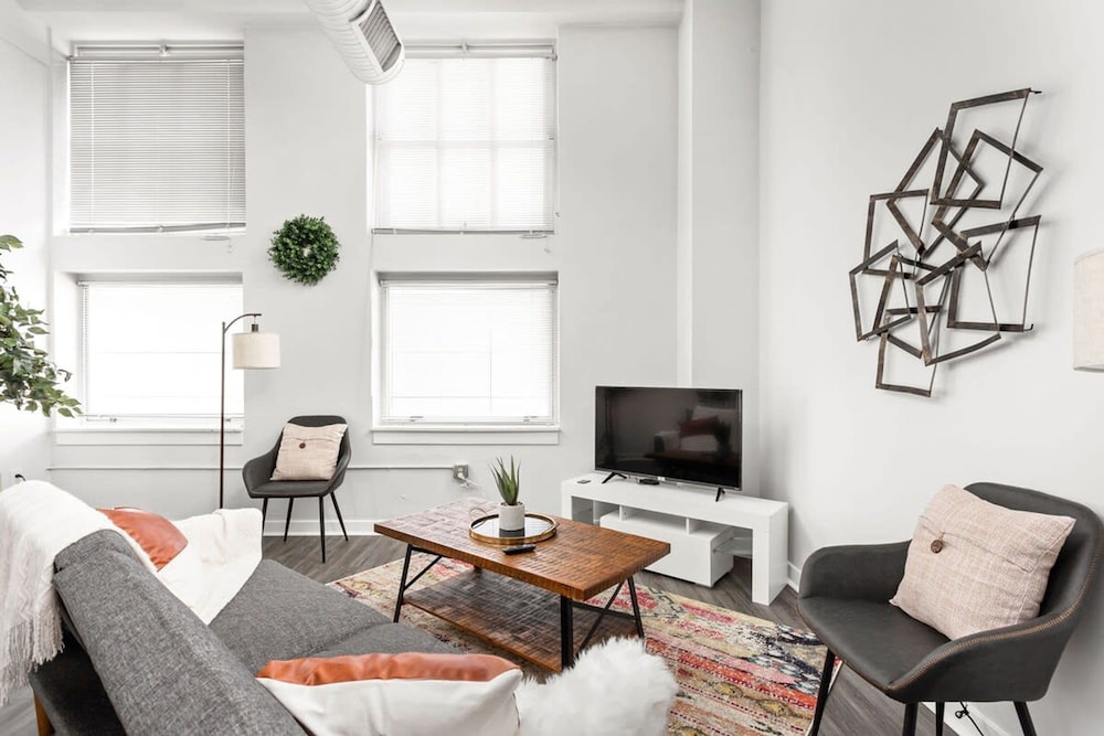 Modern 2BR 2BA Downtown Apartment by Cozysuites view 5