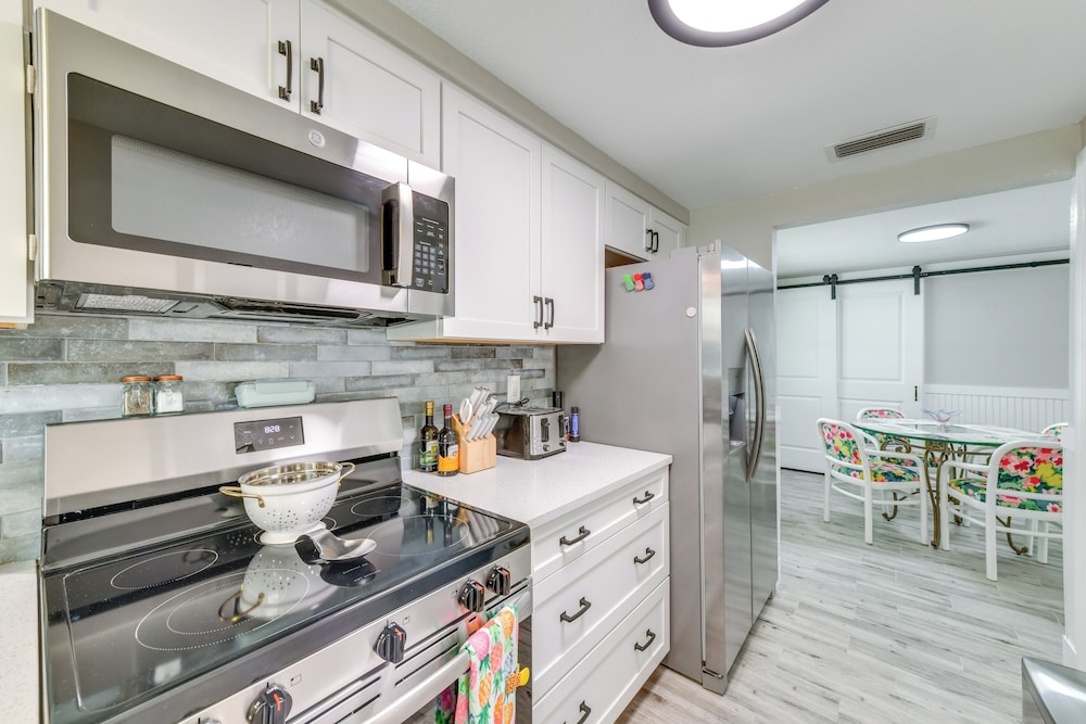 2 Blocks to Beach: Tropical Retreat in Anna Maria