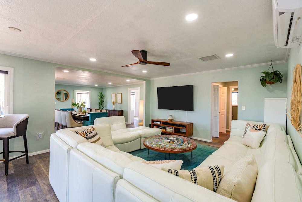 Sunset Grove Two Beautiful Homes w Private Pool