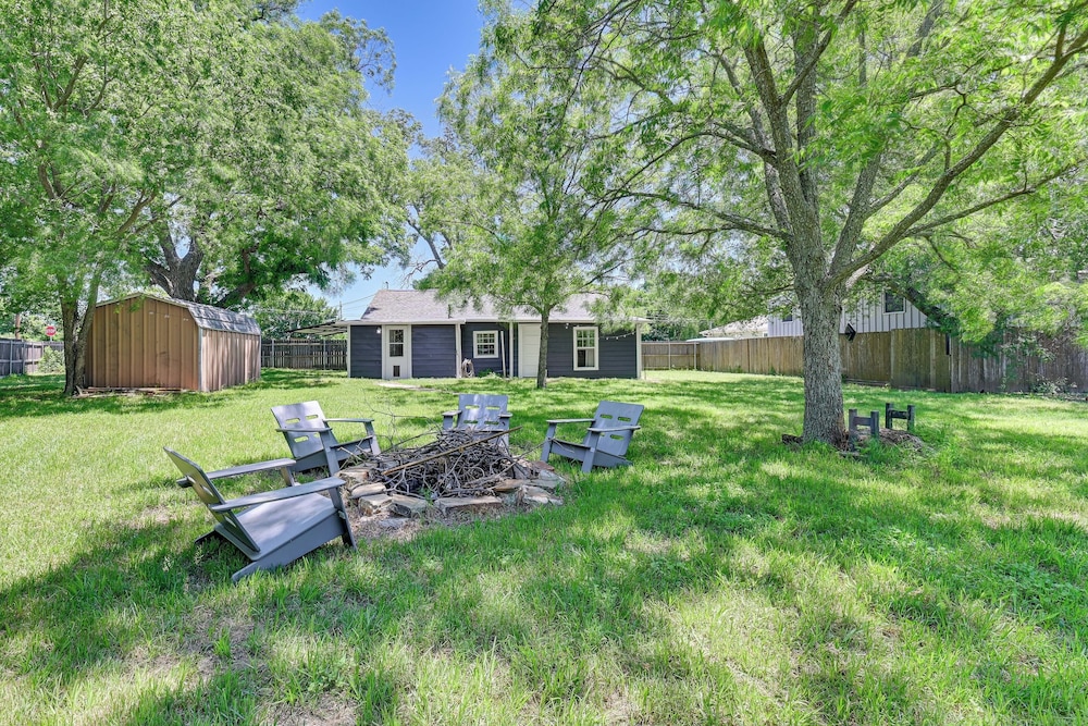 Pet-friendly Home w/ 1-acre Yard in Aubrey