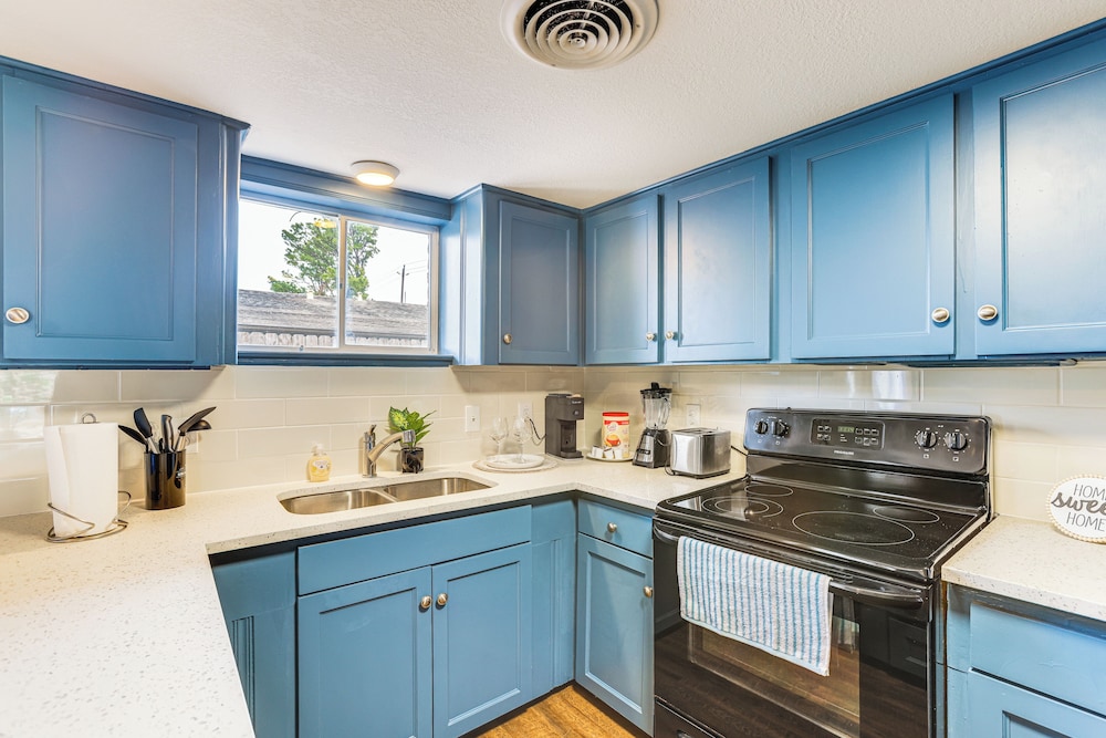 1 Mi to The Galleria: Houston Townhome w/ Patio!