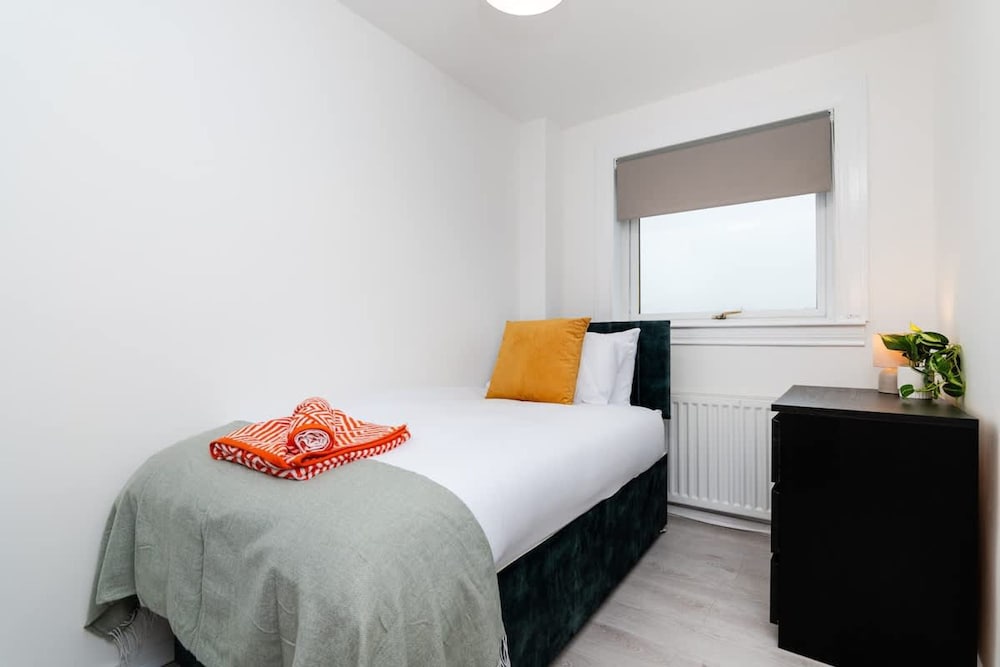 3 Bed House-free Parking-6beds