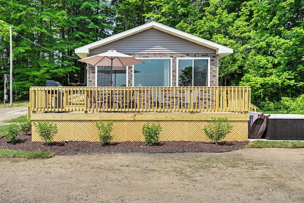 Deck, Dock & Hot Tub: Lakeside Retreat in Michigan