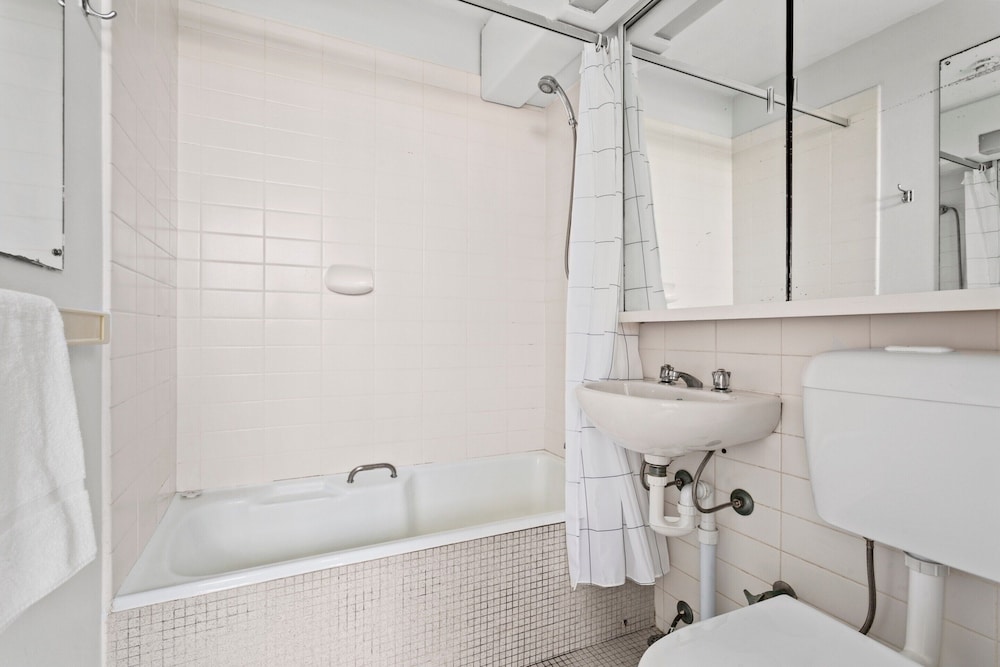 Apartment With Pool Access, a Minute to the Beach