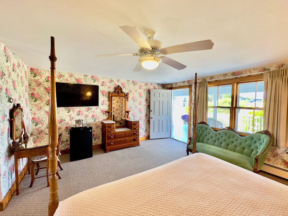 Rose Farm Inn