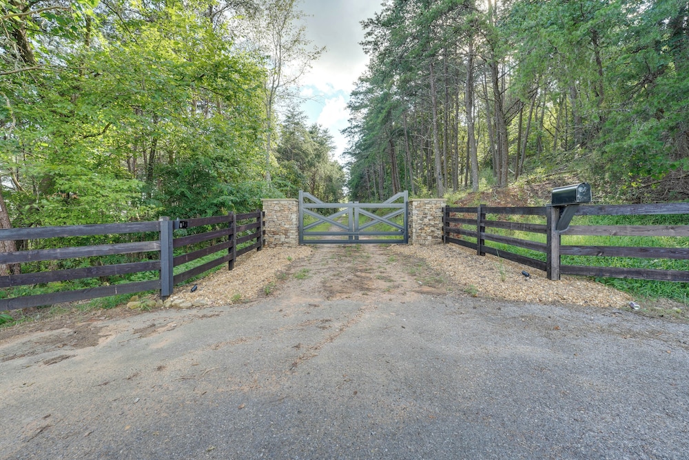 400 Acres on Lavender Mtn: Getaway w/ Hot Tub!