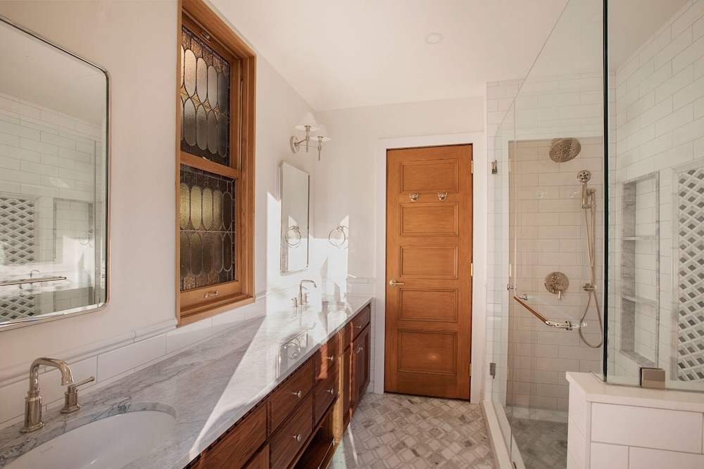 Hamilton by Rove Travel 4BR TH w Outdoor Spaces