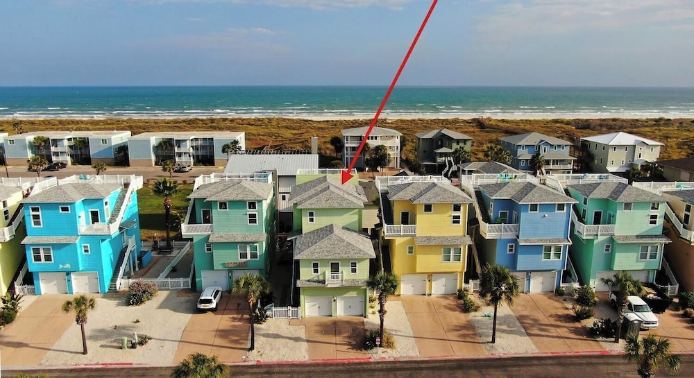 Walk to the Beach Ocean Views, Balcony Dining & Open Living Beachview 54 by Avantstay