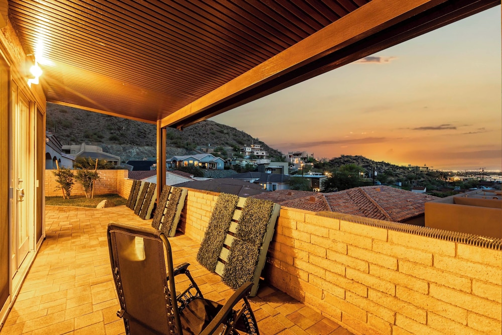 Mtn & City Views: Stunning Villa in Phoenix!