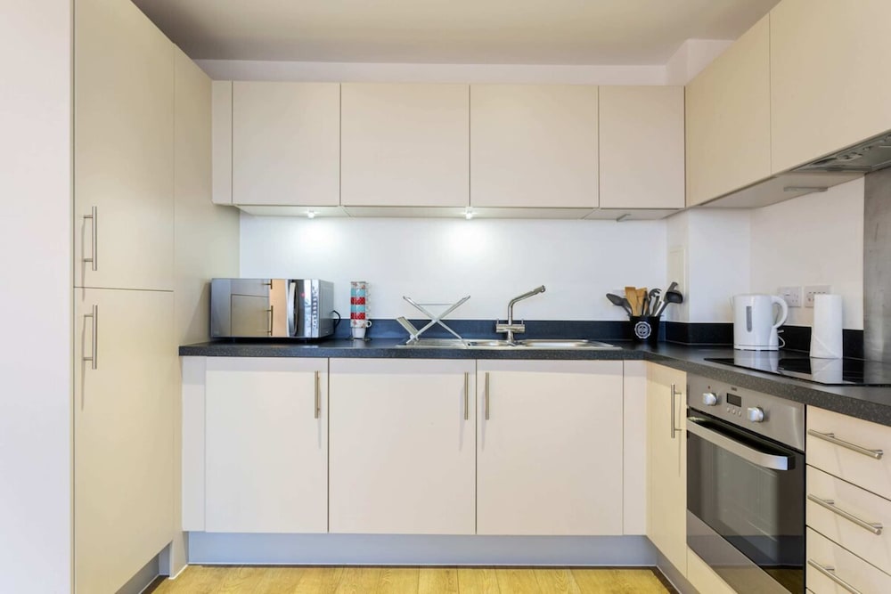 Modern 1 Bedroom Apartment Near Canary Wharf With Balcony