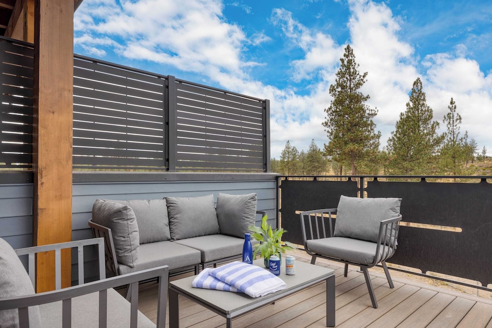 Sleeps 40! 8 Modern Units/20 Bdrs w/ Deck+hot Tub, 10mins to Downtown & Old Bend