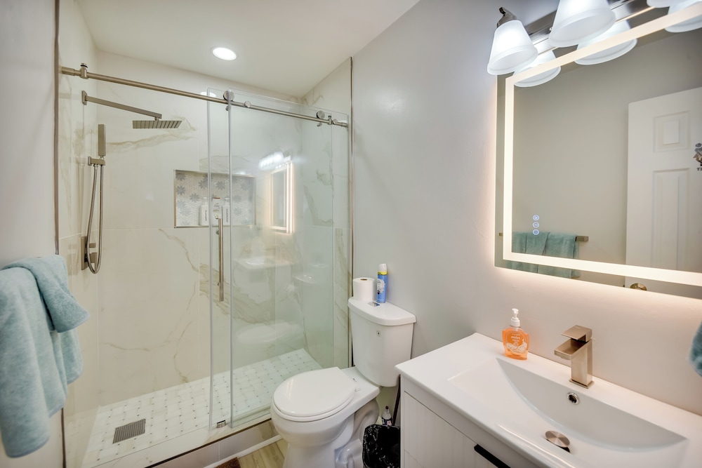 Stay By the Beach! Norfolk Duplex Half-mi to Ocean