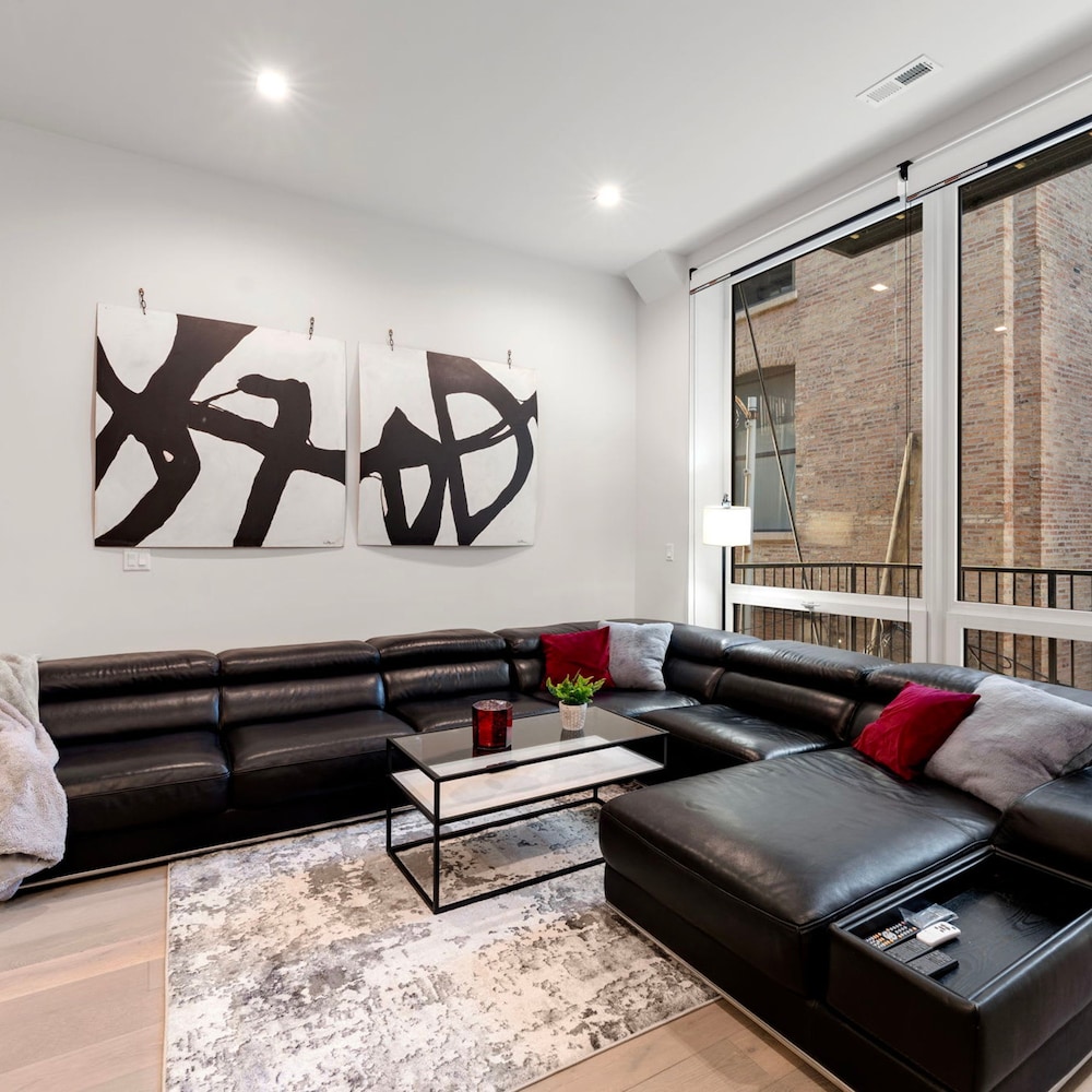 River North Central Home With Balcony