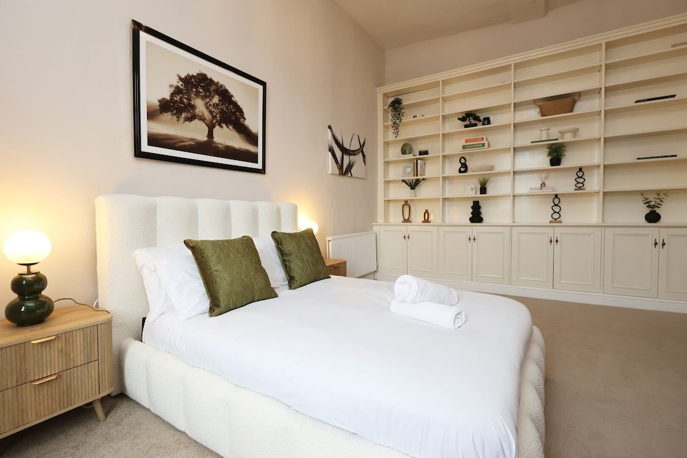 Spacious 3BR Flat in Cowbridge Centre