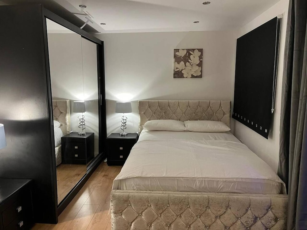 Remarkable 1-bed Studio in Staines - Surrey view 5