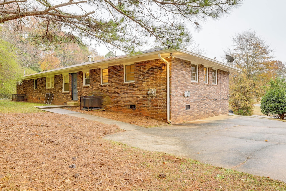 15 Mi to Dtwn Atlanta: Home w/ In-unit Laundry