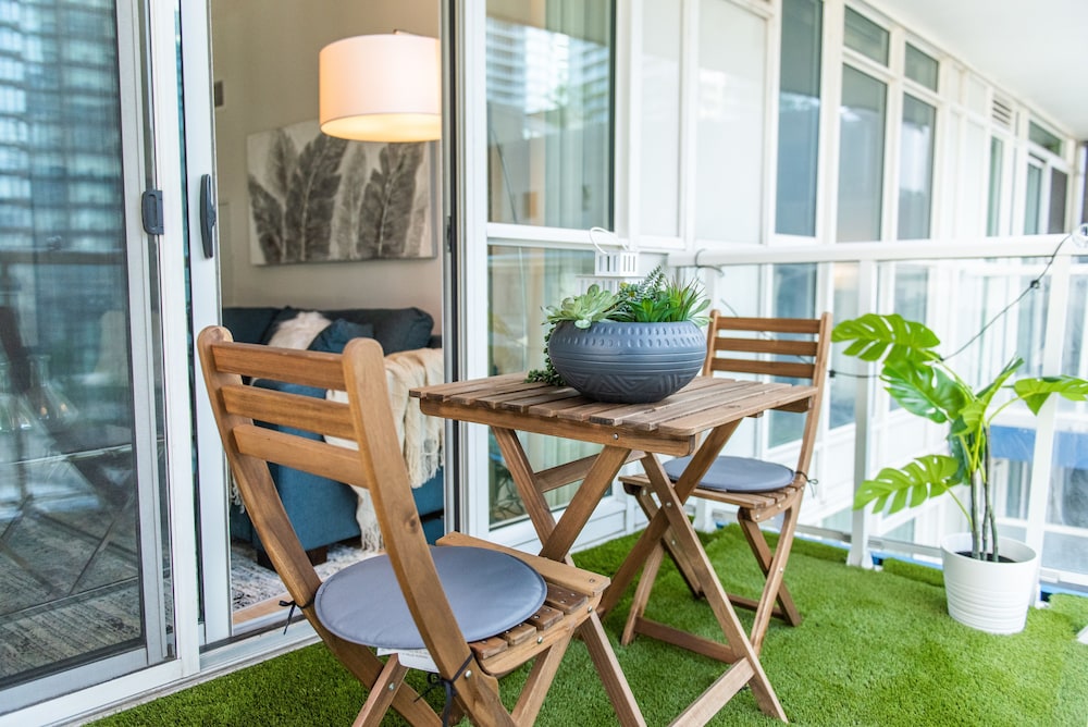 QuickStay - Premium 2-Bedroom with CN Tower & Lake Views