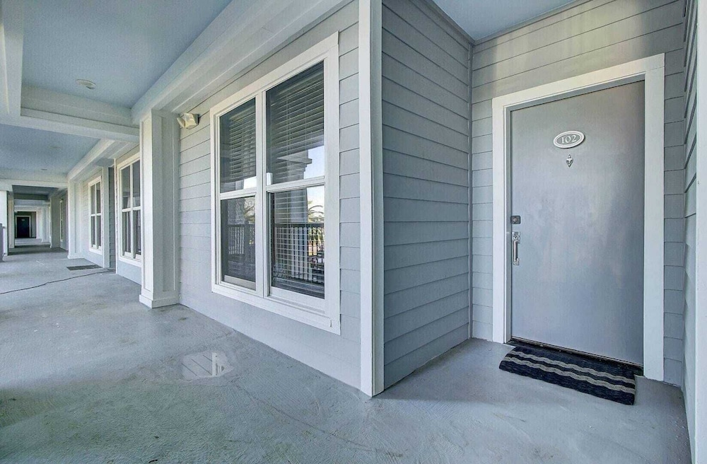 Beachfront 3bdr Condo w/ Pool & Deck Ocean Views Ocean Blvd #102 by Avantstay