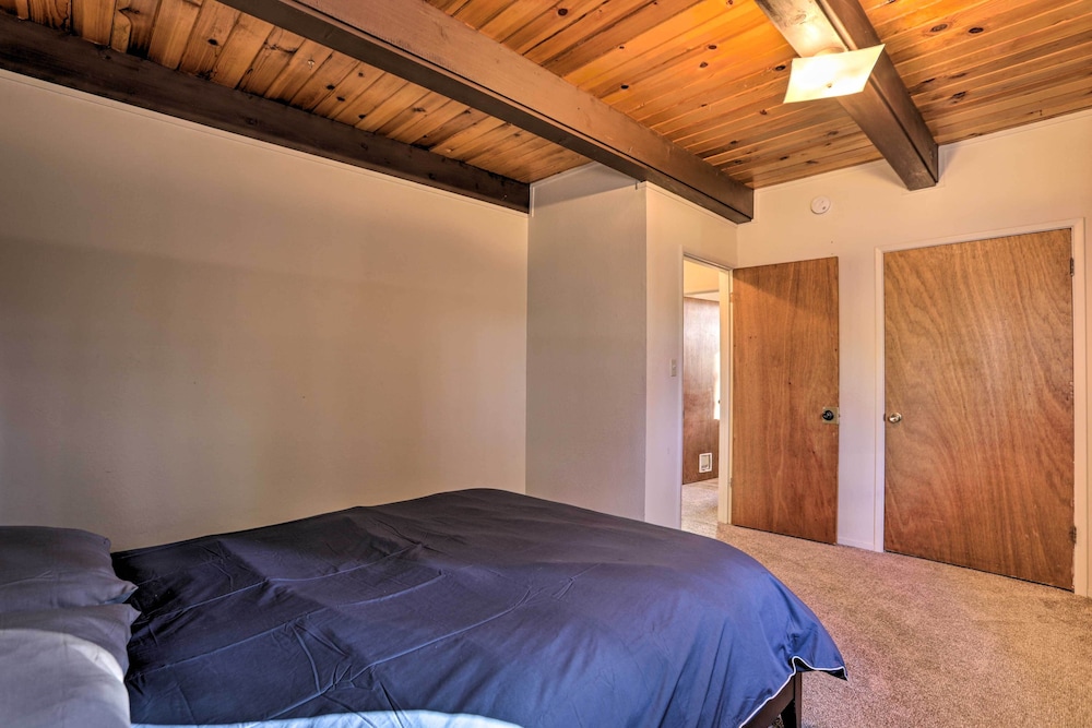 4-season Tahoe Hideaway: 1 Block to Biking! view 2