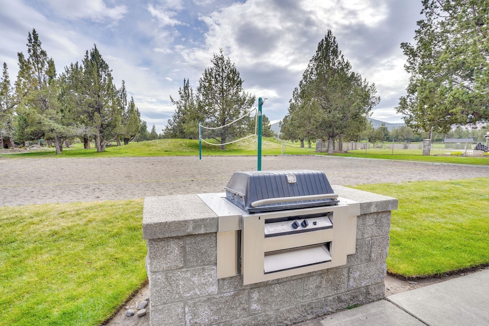 Hike, Fish & Ski: Redmond Escape w/ Hot Tub!