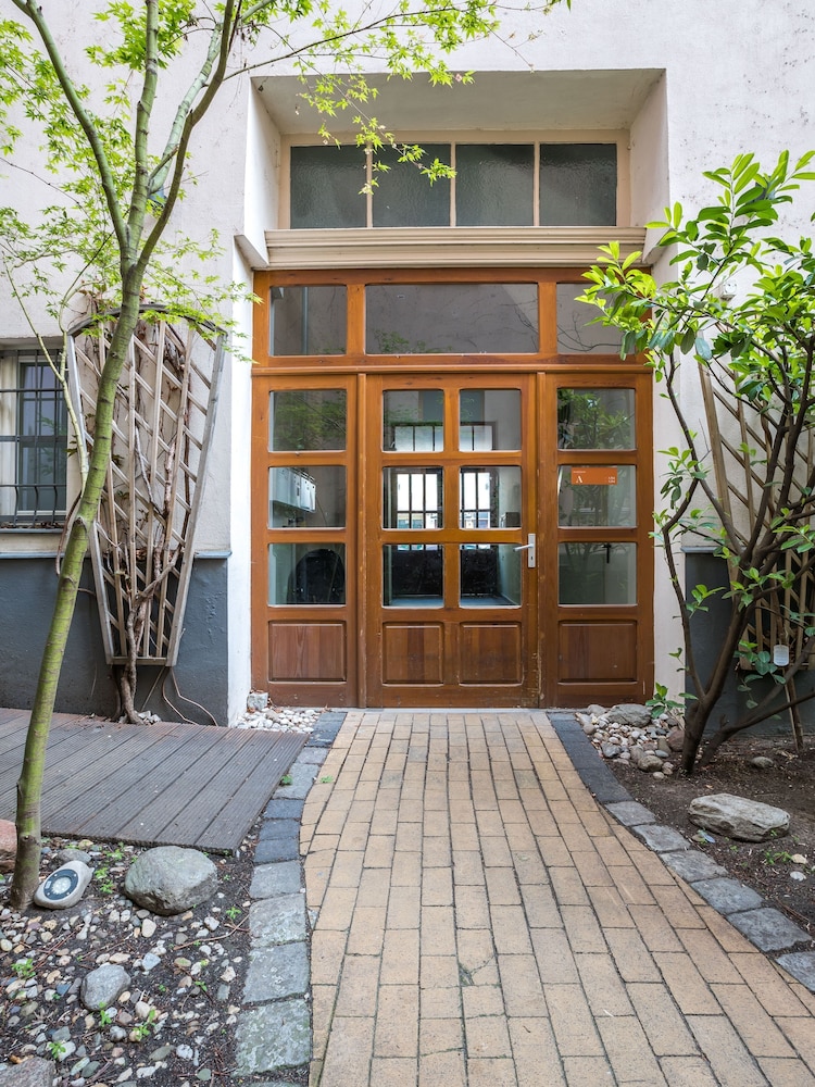 Schoenhouse Avenue by Limehome