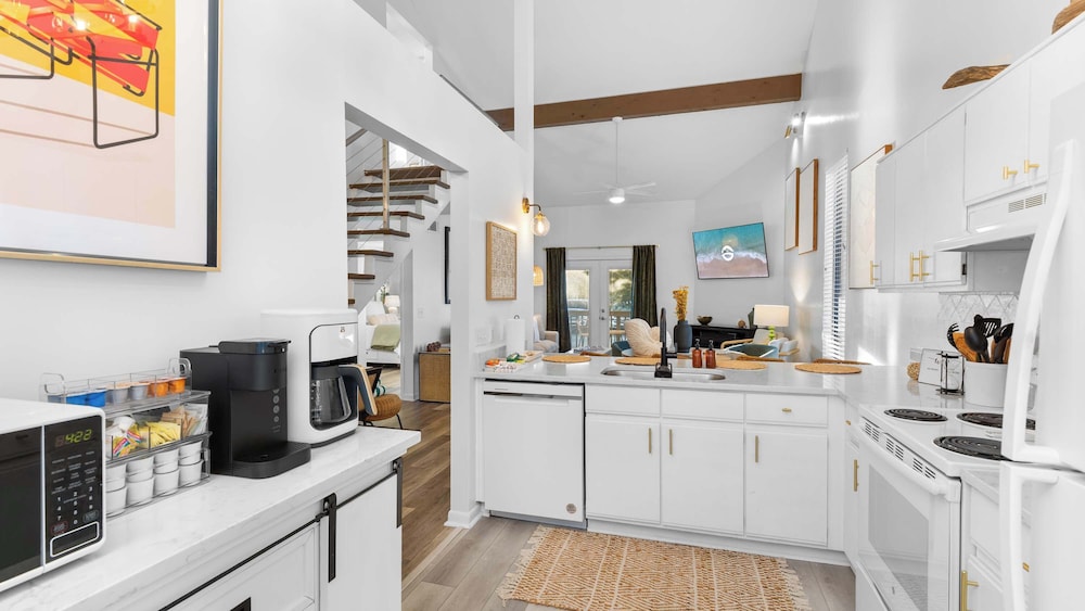 Spacious Family-friendly Retreat Beach Walkable