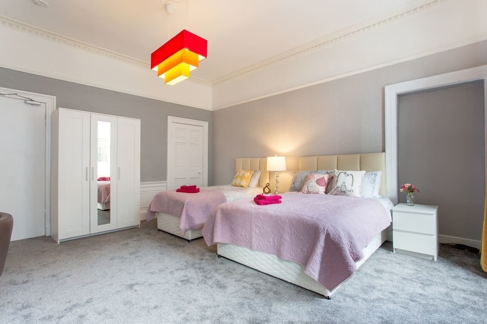 Stunning 2-bed Apartment in Central Edinburgh view 2