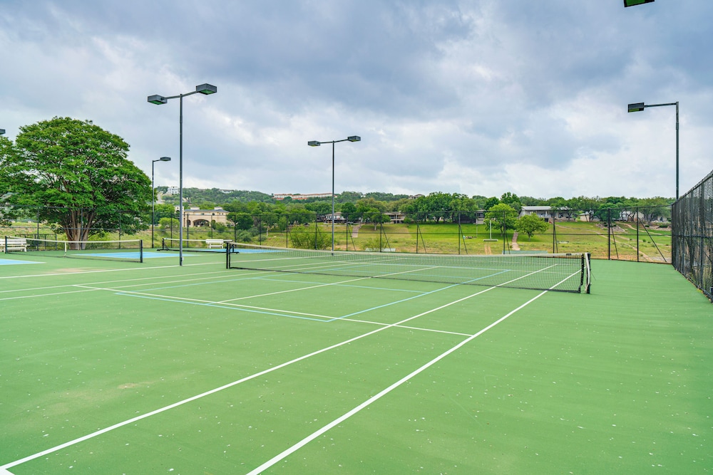 Community Perks: Scenic Lake Travis Getaway!