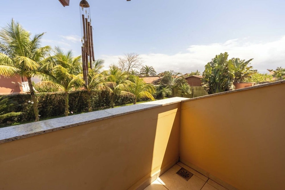 Casa com rea Gourmet e Quintal a 200 m da Praia