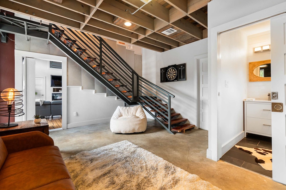 Luxury 7BR Hill Country Gem With Barndominium
