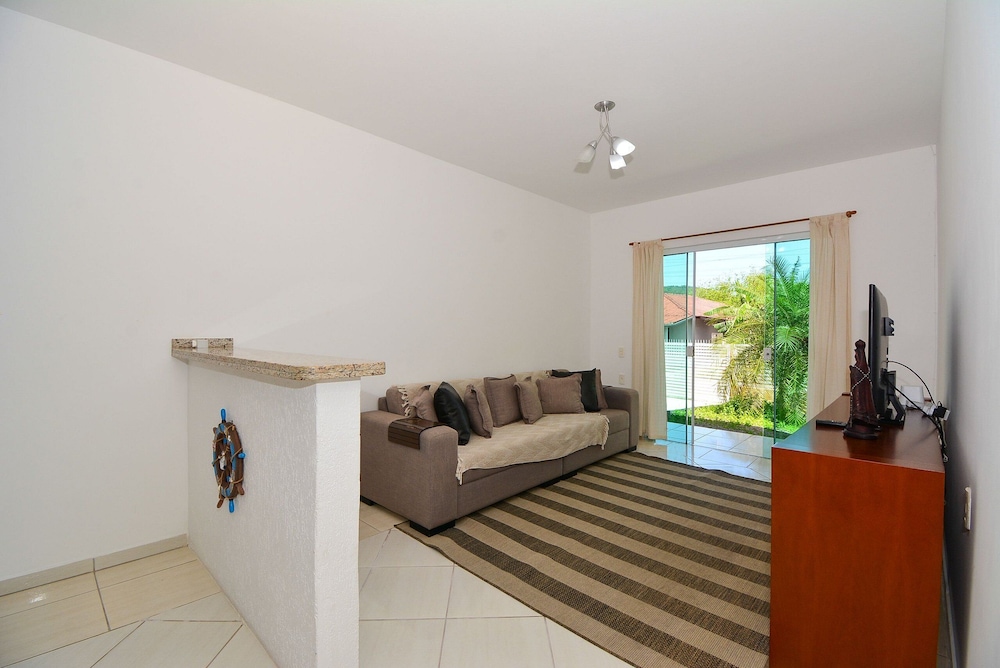 Casa com piscina a 250m da Praia PLH006