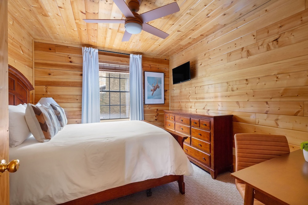 Bears Den Way Resort Cabin w Games Hot Tub View Mins From Dollywood