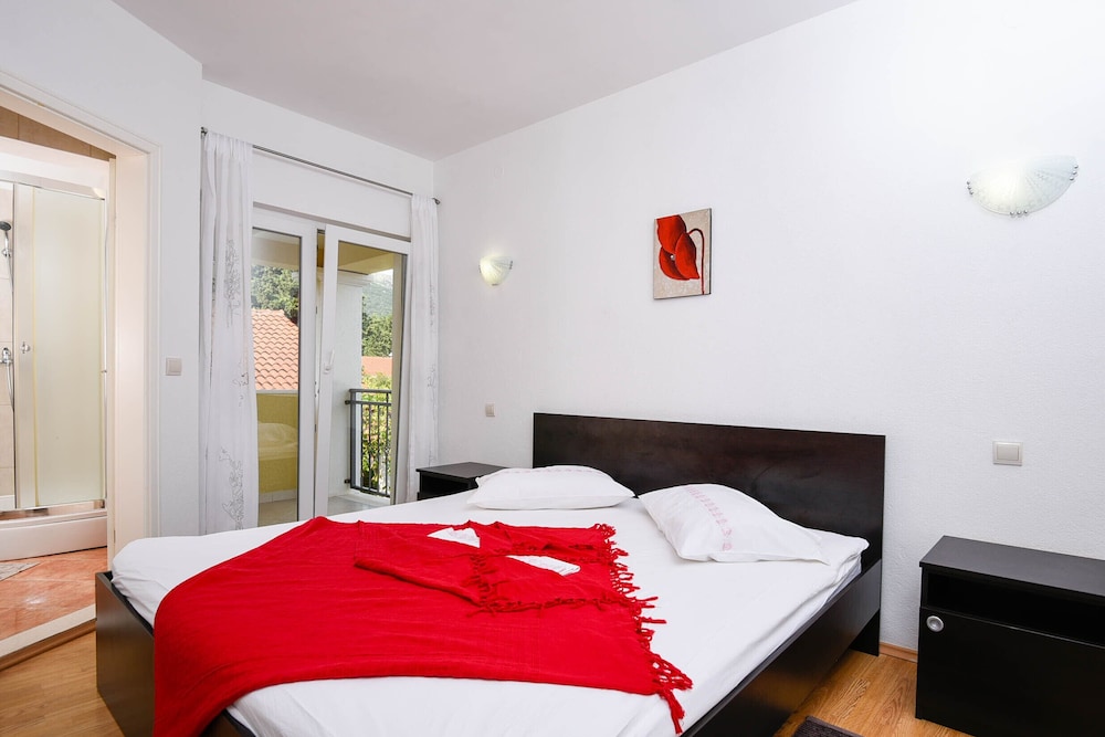 Apartments Trstenica