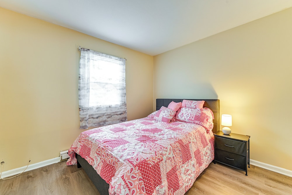 Near Hospitals: Home w/ Yard in Albany!