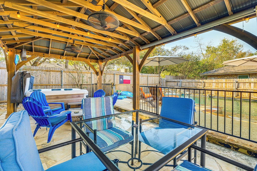 Outdoor Entertainment Space: Austin Family Home