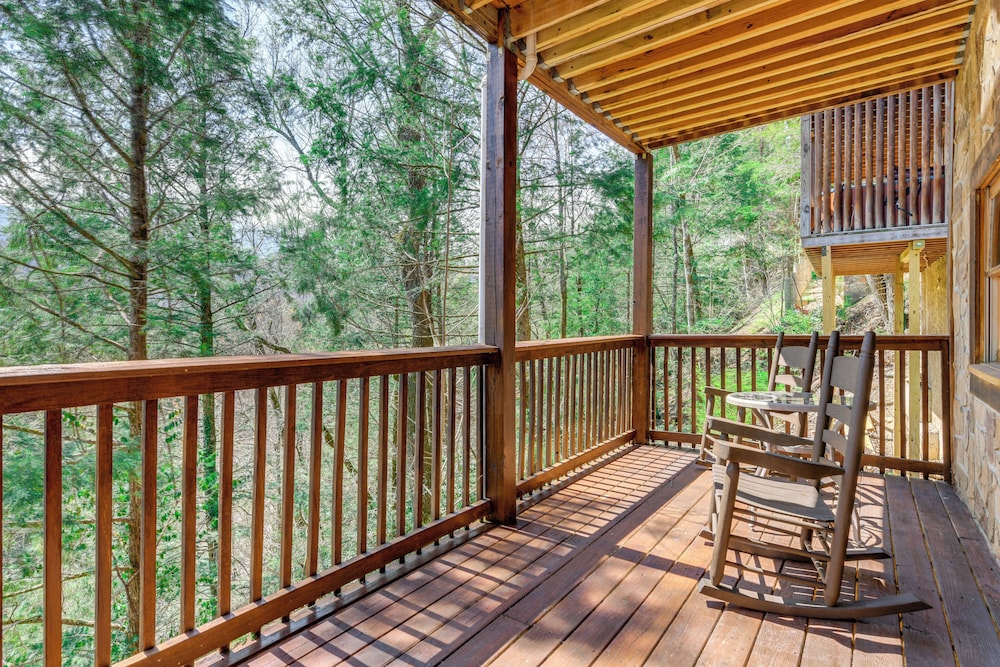 Smoky Mtn Escape w/ Hot Tub: 4 Mi to Gatlinburg!