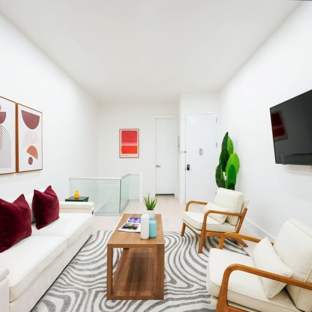 317-1d New 2BR Duplex W D Private Backyard