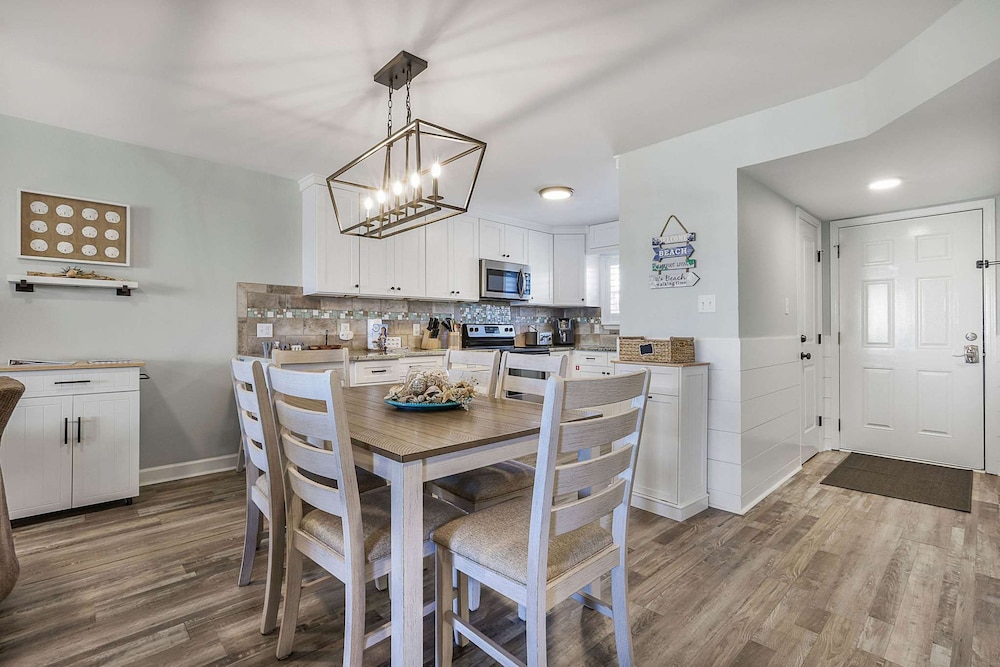 Lagoon Landing 202- Beautifully Decorated Condo With Balcony Pool Steps to Beach Lagoon