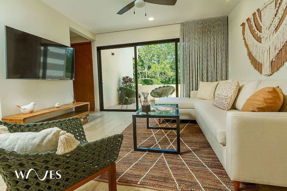 2 Br. Roof W/infinity Pool + Jacuzzi Spacious