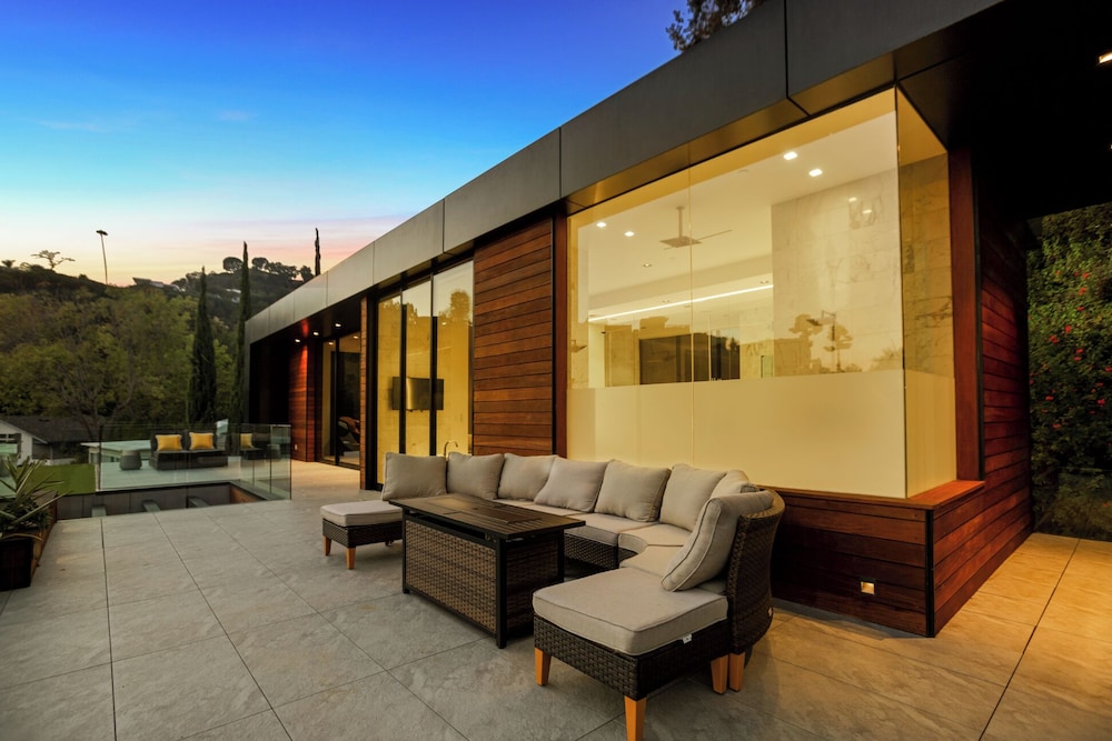 Belfast Estate - Mid-century Meets Modern - Luxe Poolside Villa