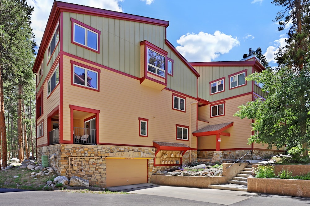 Snodallion 25 - Walk to Slopes/Walk to Town by RedAwning