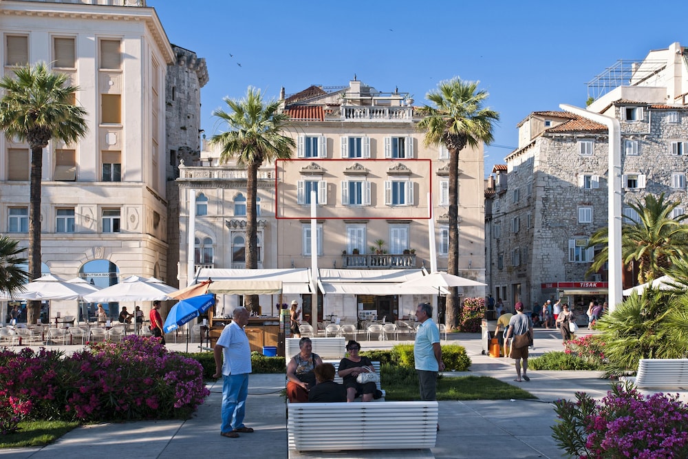 Hotel Riva Luxury Suites - Image 1