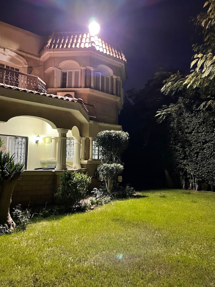 Beverly hills villa with garden
