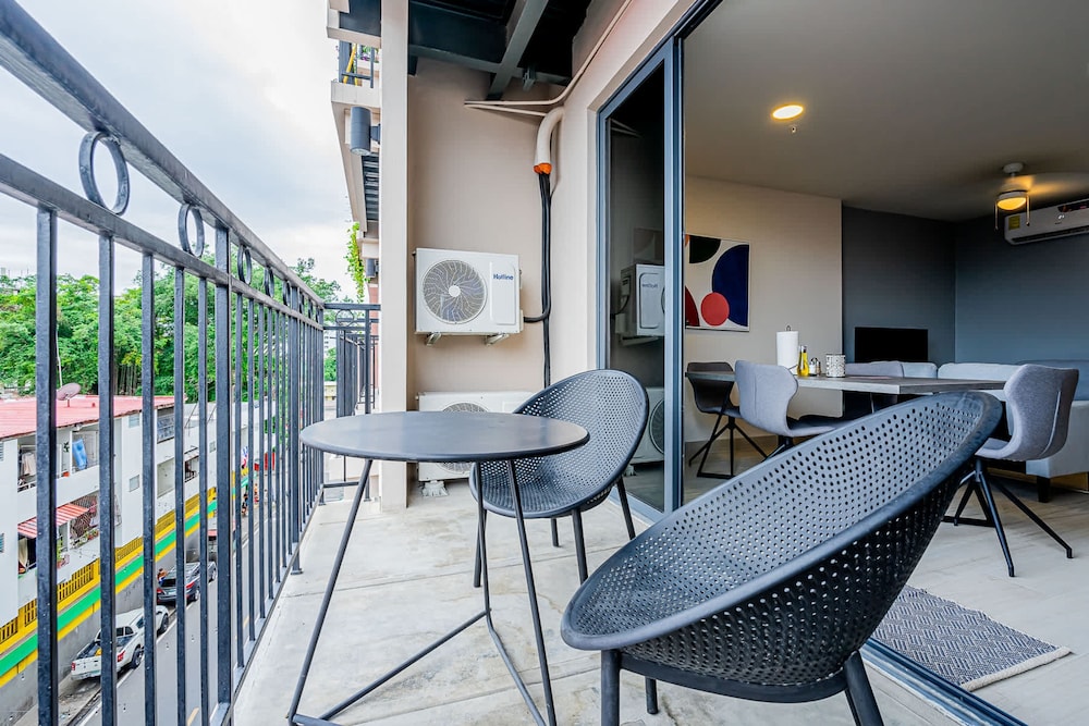 w Comfy 1BR w Perfect Balcony in Casco View