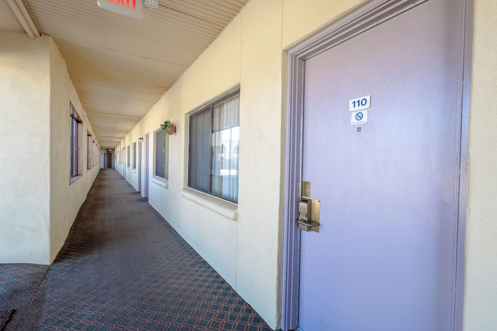 Royal Holiday Motel By Belvilla Gallup I-40
