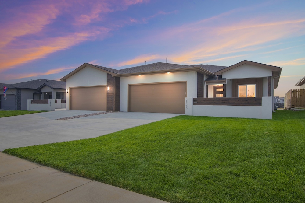 Brand New Cool Comfy Lawrence Retreat 3 Bedroom Duplex