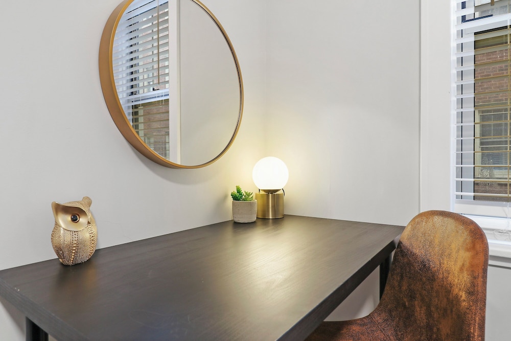 Cozy 2BR - Montrose 1A